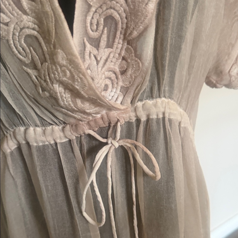 Elegant Sheer Lace Hi-Low Blouse - Cream - Picture 5 of 6